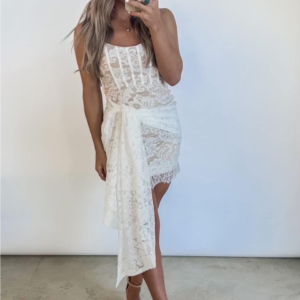 Elegant White Lace Wedding Dress